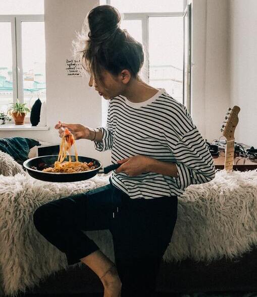 Bild Frau mit Bratpfanne im Zimmer
